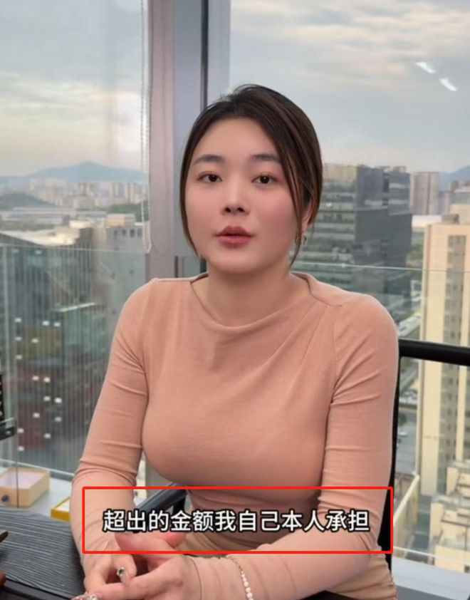 ！很漂亮身材棒和老公配一脸甜蜜依偎必一体育网站劳斯莱斯女车主开直播