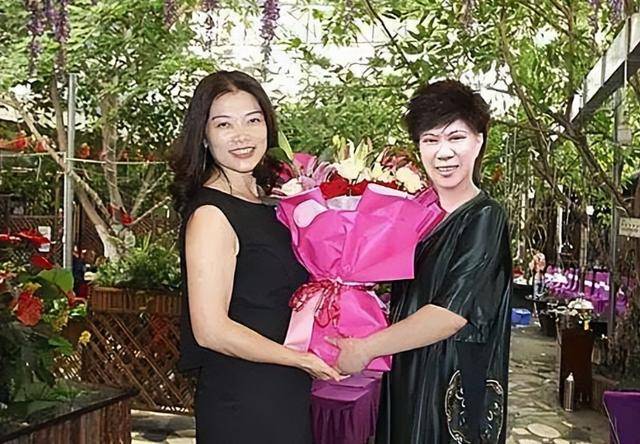斤、穿26厘米定制靴子丈夫第一个反对必一体育毛主席特型女演员：增重50(图7)