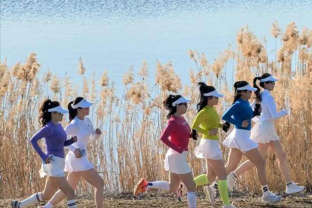 昂跑靠联名款圈粉女生质量问题吵翻了bsport体育从跑步鞋到时尚顶流(图3)