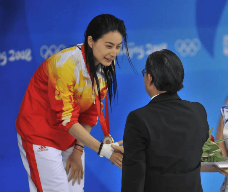 亿国货掌门人他让阿迪耐克睡不着觉bsport体育从渔村穷小子到千(图2)