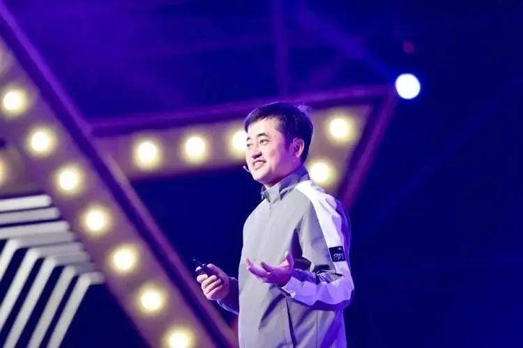 亿国货掌门人他让阿迪耐克睡不着觉bsport体育从渔村穷小子到千(图5)